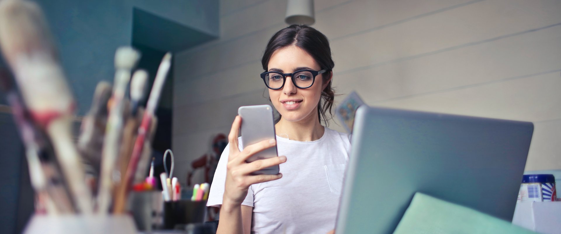 Mujer joven gestionando algo en el teléfono móvil