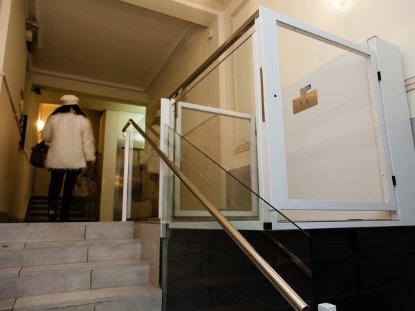 mujer que ha accedido al portal haciendo uso de una plataforma elevadora vertical