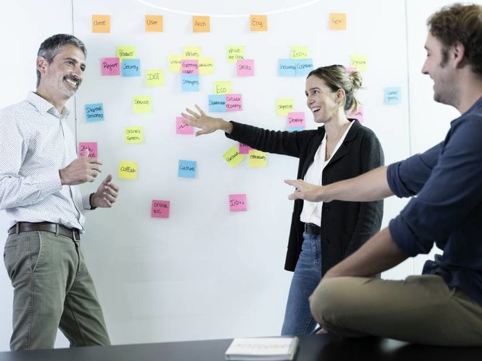 Equipa comercial a discutir amigavelmente